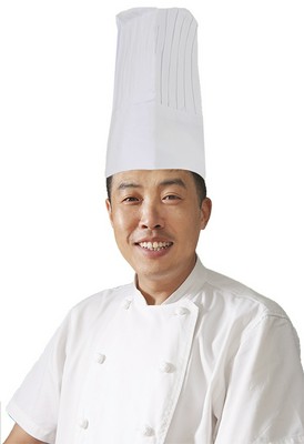王　哲暉 氏