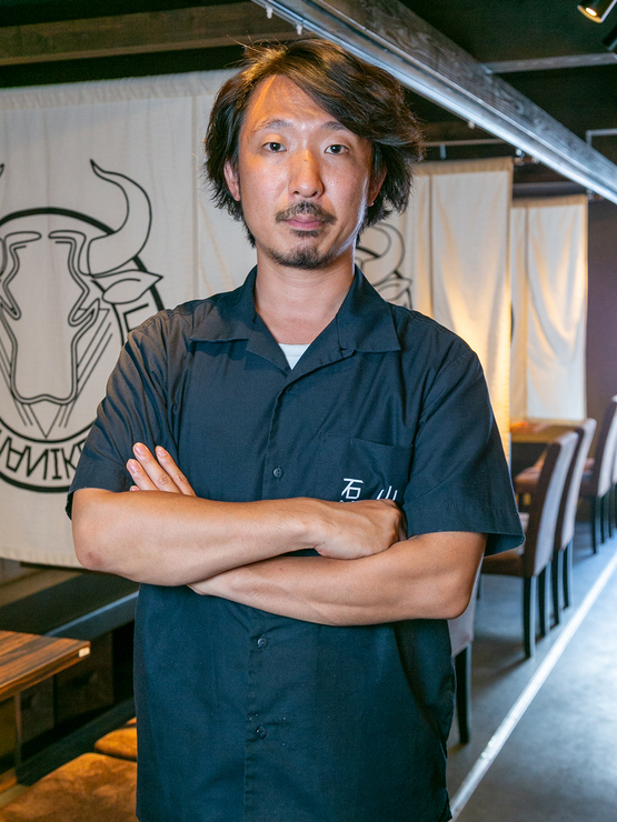 角前　靖人 氏