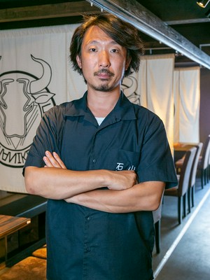 角前　靖人 氏