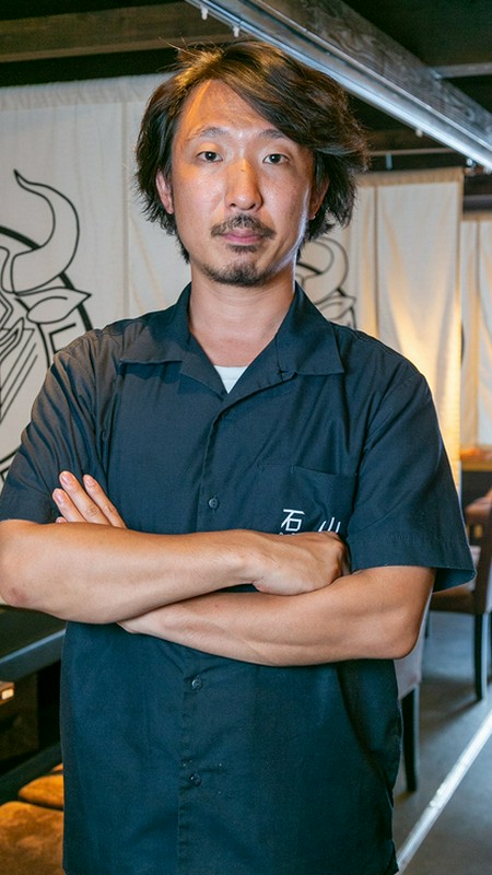 角前　靖人 氏