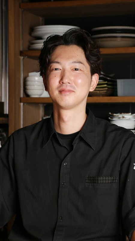 安達　信貴 氏
