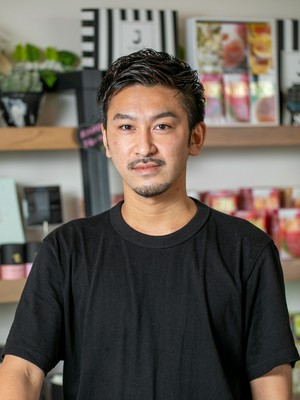 上代　洋士 氏