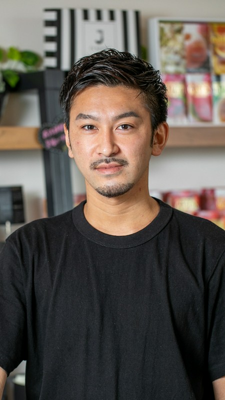 上代　洋士 氏