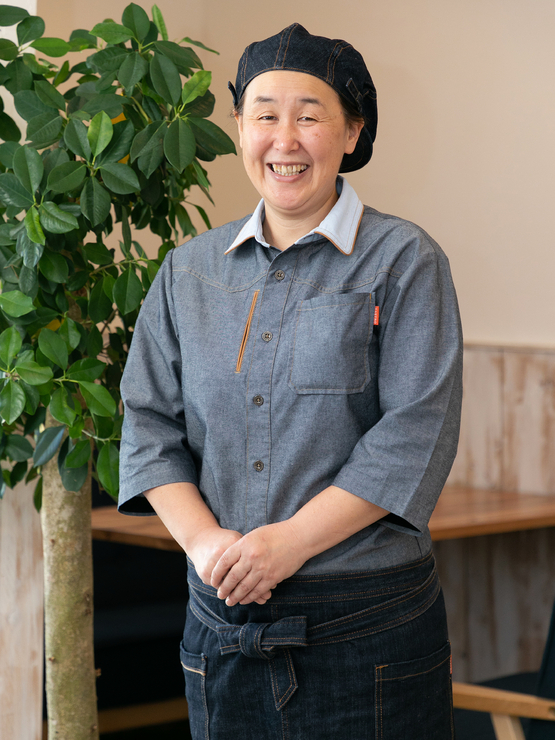 鷺阪　直美 氏
