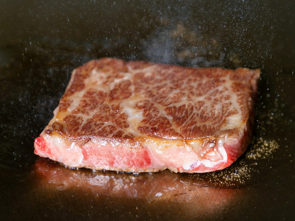 ビーフステーキ　ニューカルネ