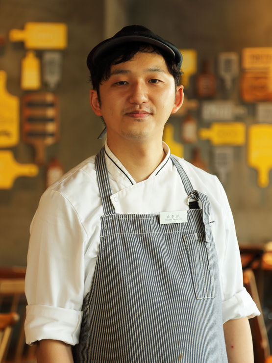 山本　拡 氏