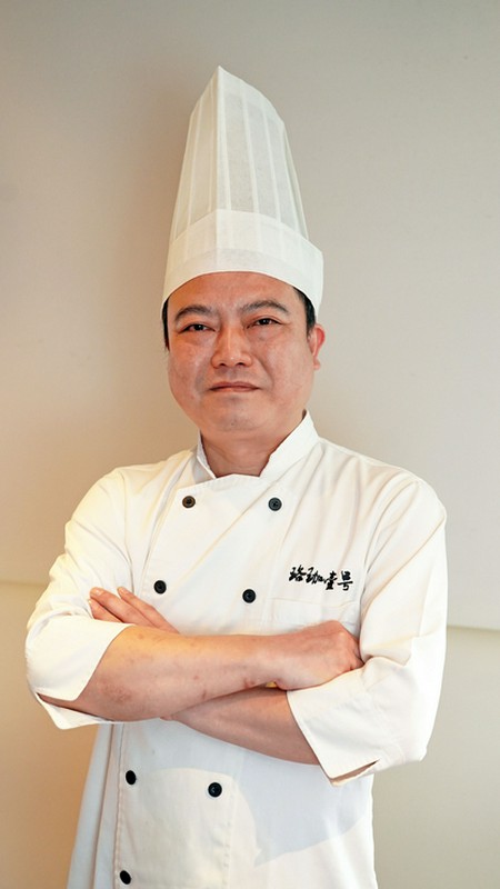 肖　鷹 氏