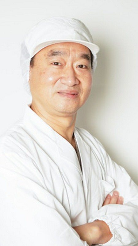 何　偉昌 氏