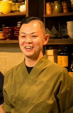 間々下　友洋 氏