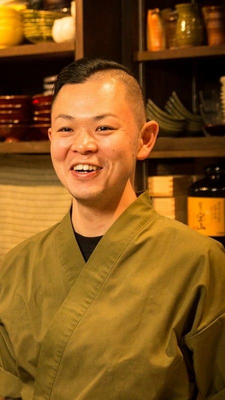 間々下　友洋 氏