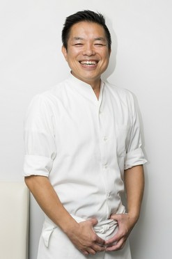 里　忠雄 氏