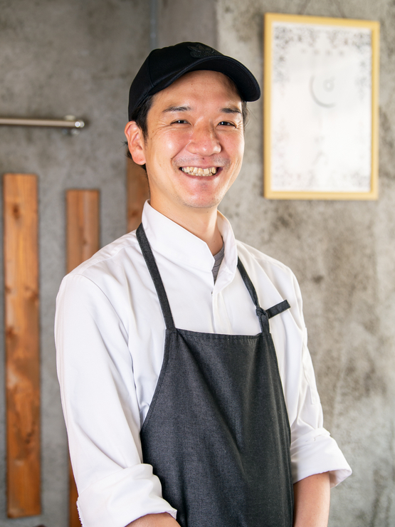 繁野　佑介 氏