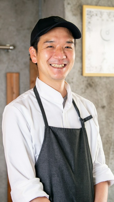 繁野　佑介 氏