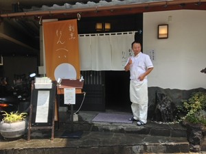 岸村　真吾 氏