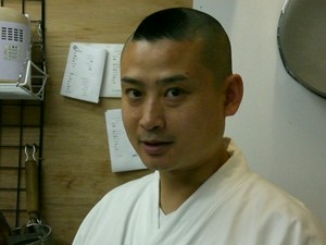 春藤　活志 氏