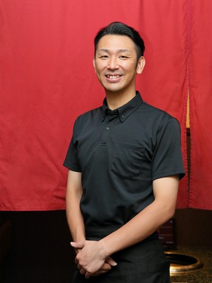 中納　和哉 氏