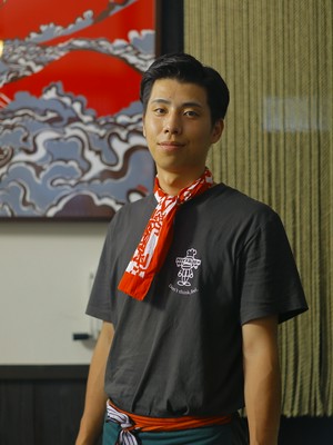 甲斐　裕介 氏