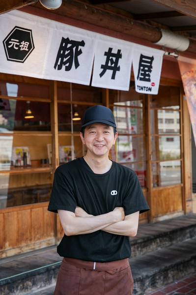 元祖豚丼屋TONTON九産大前店 香椎/豚丼 料理人 牛島 諭志 氏 | ヒトサラ