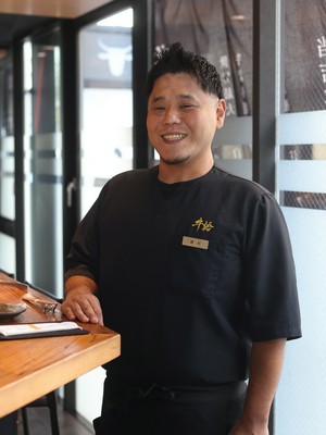 津村　輝彦  氏