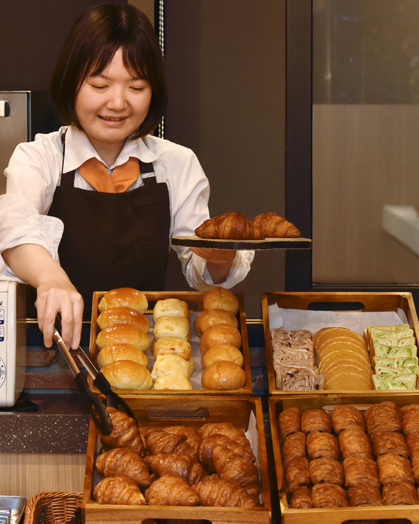 海老塚　結衣 氏