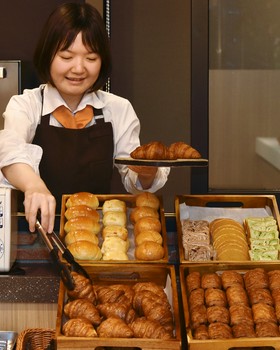 海老塚　結衣 氏