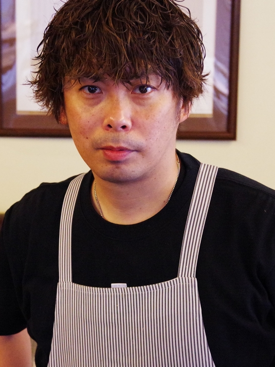 日高　哲博 氏