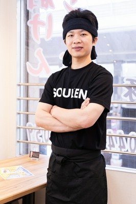 何　文建 氏