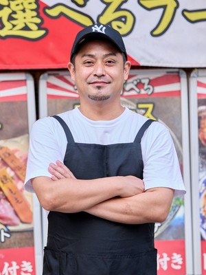 佐久本　友幸 氏