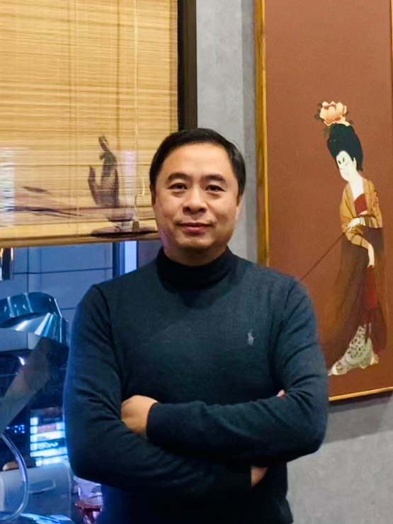 頼　春鎣 氏