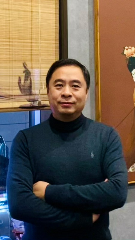 頼　春鎣 氏