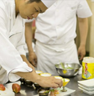 上岡　龍太郎 氏