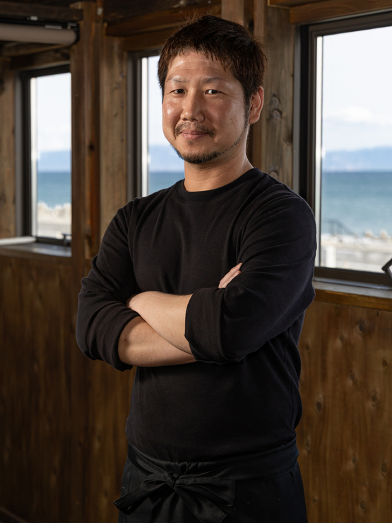 贄　和也 氏