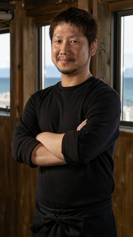 贄　和也 氏