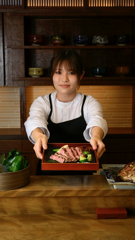 小石　花穂 氏