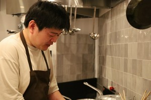 橋間　寿人 氏