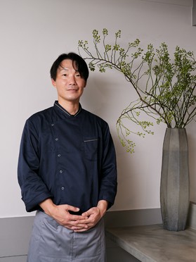 安達　盛時 氏